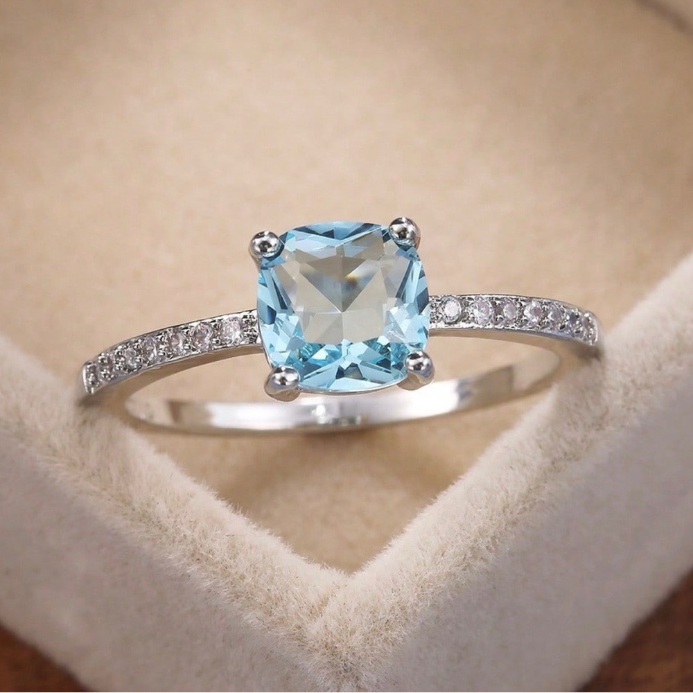 Elegant Sterling Silver Ring with Aquamarine Blue Gemstone